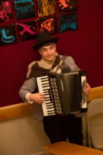Евгений Верниковский в спектакле "Поговорим о странностях любви"